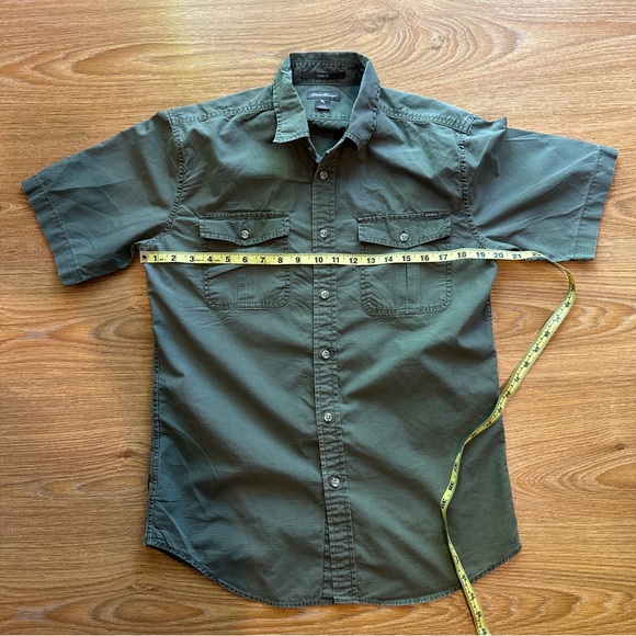 Eddie Bauer, *NWOT* Classic Fit, Button short-sleeved shirt. - Picture 2 of 5